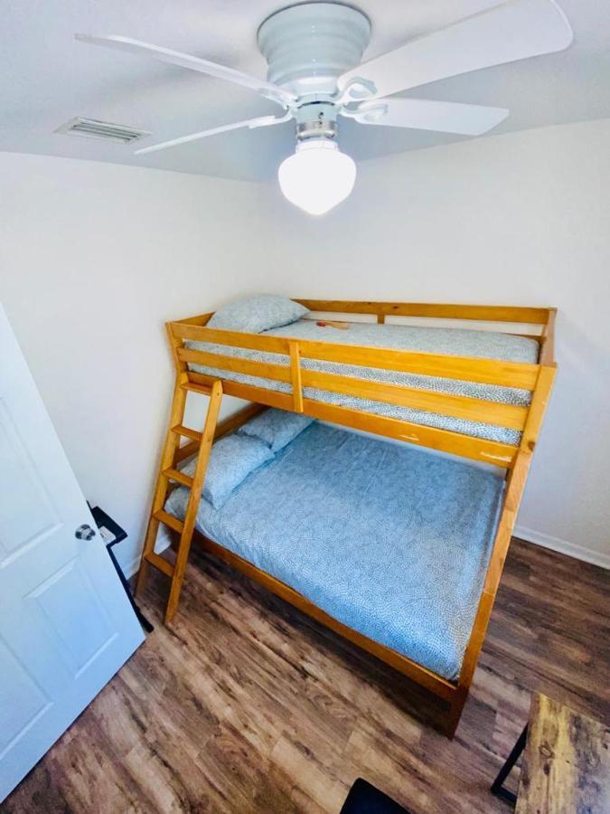 Two Fully Equipped Apartments And A Studio 5 Miles From The Beach เซนต์ปีเตอร์สเบิร์ก ภายนอก รูปภาพ