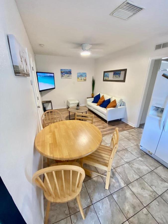 Two Fully Equipped Apartments And A Studio 5 Miles From The Beach เซนต์ปีเตอร์สเบิร์ก ภายนอก รูปภาพ