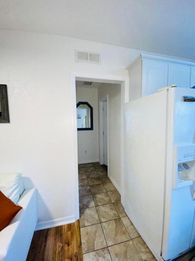 Two Fully Equipped Apartments And A Studio 5 Miles From The Beach เซนต์ปีเตอร์สเบิร์ก ภายนอก รูปภาพ