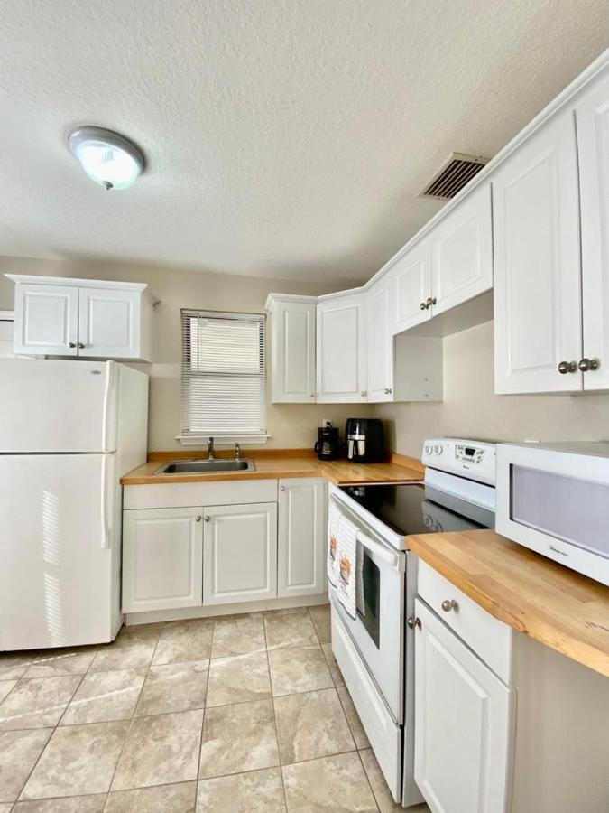 Two Fully Equipped Apartments And A Studio 5 Miles From The Beach เซนต์ปีเตอร์สเบิร์ก ภายนอก รูปภาพ