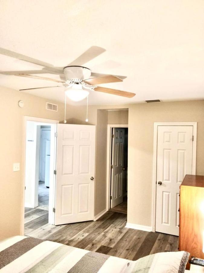Two Fully Equipped Apartments And A Studio 5 Miles From The Beach เซนต์ปีเตอร์สเบิร์ก ภายนอก รูปภาพ