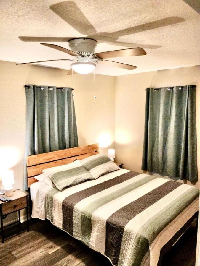 Two Fully Equipped Apartments And A Studio 5 Miles From The Beach เซนต์ปีเตอร์สเบิร์ก ภายนอก รูปภาพ